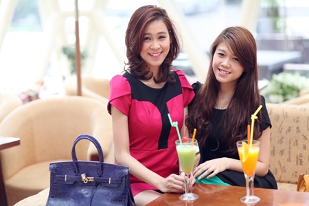 Không chỉ mua sắm, các bạn gái còn tranh thủ chụp những bức hình xinh xắn đáng yêu