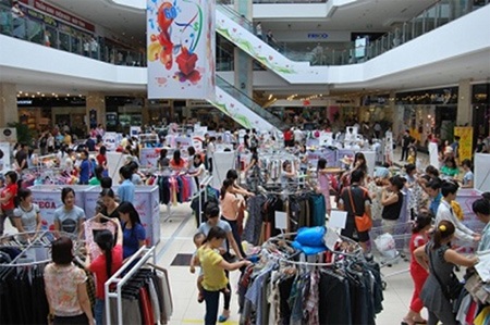 Không khí mua sắm rộn ràng tại SavicoMegamall trong mùa Khuyến mãi khủng năm ngoái