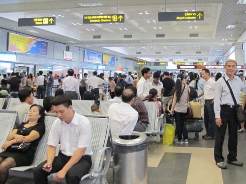 Hàng không bị nhắc nhở - 1 Khách chờ lên máy bay ở sân bay quốc tế Nội Bài