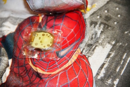 Đây là loại đĩa sứ in hình hoa hồng, mặt sau chiếc đĩa có chữ “Made in