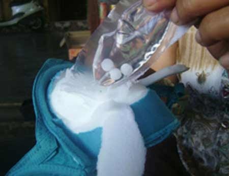 Đây là loại đĩa sứ in hình hoa hồng, mặt sau chiếc đĩa có chữ “Made in