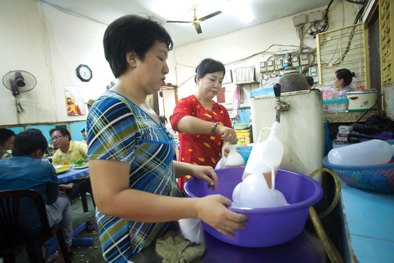 Bia hơi 10.000 đồng/lít ở quận 1 - 2 Bình 2 lít là đơn vị bia thông dụng nhất ở đây.