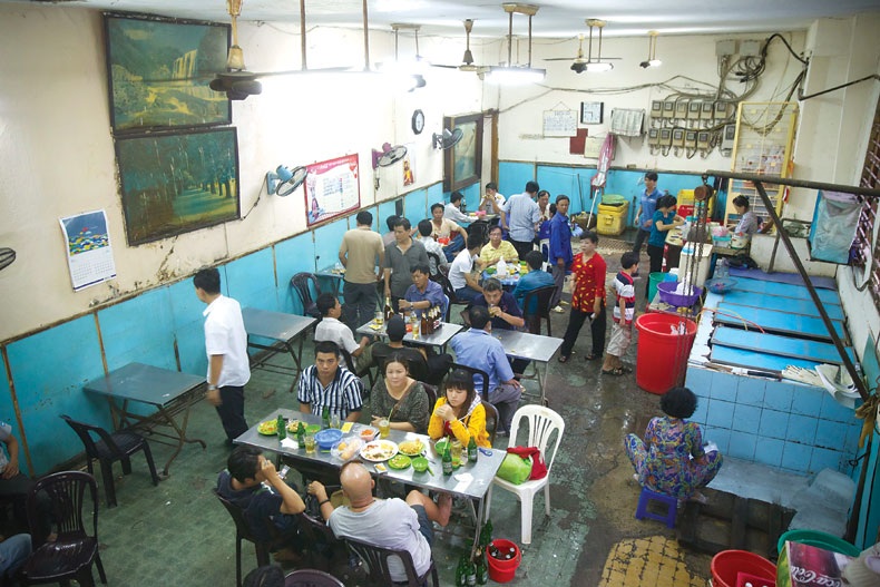 Bia hơi 10.000 đồng/lít ở quận 1 - 3 Giống như đang quay lại không gian cũ kỹ thời bao cấp.