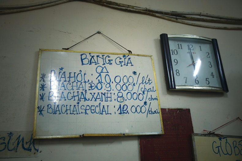 Bia hơi 10.000 đồng/lít ở quận 1 - 6 Không quen không ngồi nổi trong những không gian này.