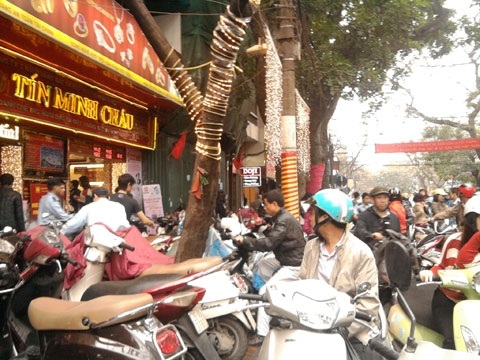 Khách lẻ tiếp tục bung tiền gom vàng - 1 Người dân đổ xô đến tiệm vàng trên phố Trần Nhân Tông (ảnh Bảo Hân)