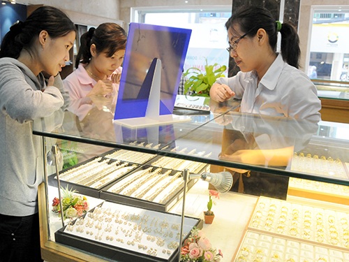 Khách hàng chọn mua vàng nữ trang.