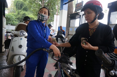 Điều hành, quản lý giá xăng dầu: Có cạnh tranh mới hết tai tiếng! - 2 Giá thế giới giảm nhưng giá xăng dầu trong nước vẫn tăng khiến người tiêu dùng bức xúc.