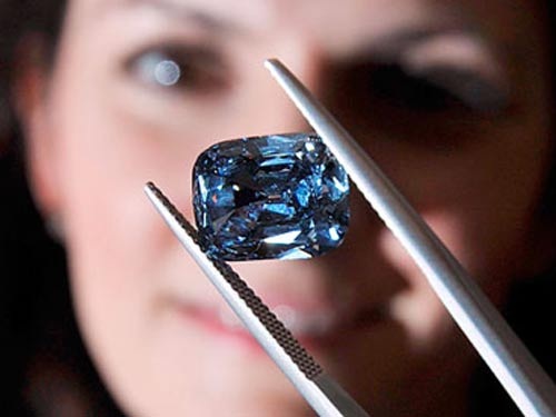 Viên kim cương xanh quý hiếm có giá 9,5 triệu USD - 1 Viên kim cương xanh 5,3 carat quý hiếm có giá 9,5 triệu USD. Ảnh: PA