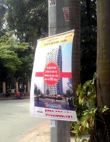 Gốc cây, cột điện là những vị trí lý tưởng để những sản phẩm bất động sản giá hàng tỷ đồng neo đậu.