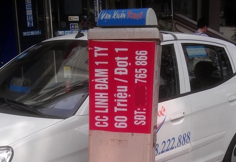 Bất cứ chỗ nào có đông người là xuất hiện những biển quảng cáo rao vặt nhà đất.