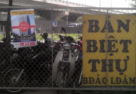 Hết thời BĐS cũng chịu cảnh bụi bẩn ngoài đường.