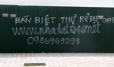 Tại nhiều khu đô thị, dân nhà đất còn tận dụng cả tấm tôn bảo vệ làm nơi quảng cáo rao bán nhà.