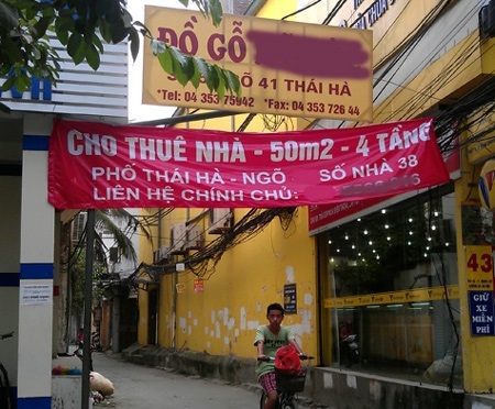 Để gây sự chú ý người ta còn treo cả băng rôn hoành tráng trước ngõ.