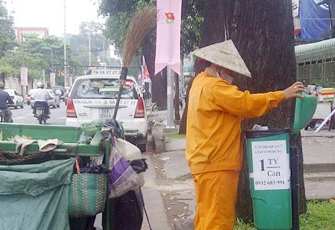 Tại TPHCM, rao bán căn hộ kiểu mới trên... thùng rác. (Ảnh: Tường Nguyên)