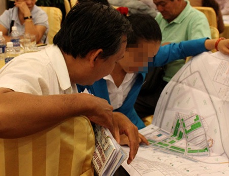 Môi giới nhà đất: Bị tán tỉnh, đánh ghen như "cơm bữa" - 1 Nhiều sale nhà đất bị tán tỉnh, đánh ghen thường xuyên. Ảnh minh họa