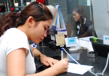 Vẫn nên gửi tiền ở ngân hàng - 1 Thời điểm này người dân nên gửi tiền vào ngân hàng để ăn lãi và chỉ gửi với kỳ hạn ngắn.