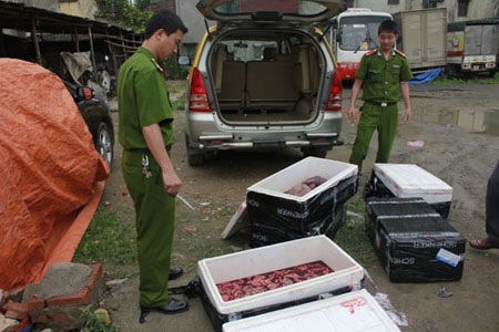 Bia chứa thạch tín, thịt thối thành đồ nhậu - 3 Đây là loại đĩa sứ in hình hoa hồng, mặt sau chiếc đĩa có chữ Made in