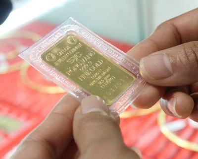 Lãi to vì mạnh tay gom vàng? - 1 Đổ xô mua vàng trong “bão giá”