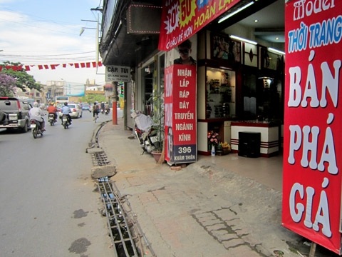 Nếu không biết tiếng Việt rất dễ nhầm lẫn băng rôn xả hàng là biển hiệu cửa hàng.