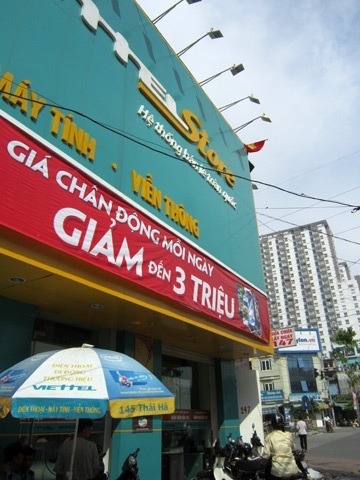 Lời mời gọi ấn tượng trên biển hiệu của một cửa hàng trên phố Thái Hà.