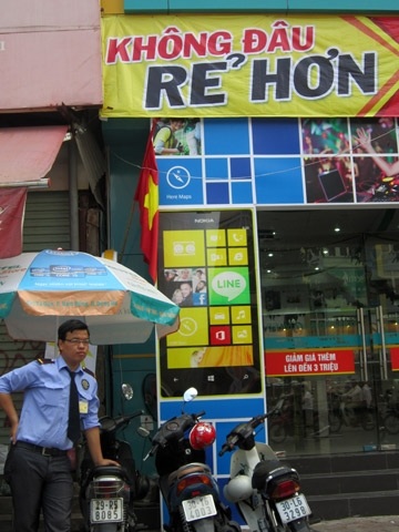 Khẳng định giá rẻ nhất không khoanh vùng địa phương của một shop điện thoại trên phố Xã Đàn.