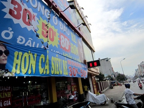 Còn đây là cam kết của một cửa hàng bán laptop cũng nằm trên phố Thái Hà.