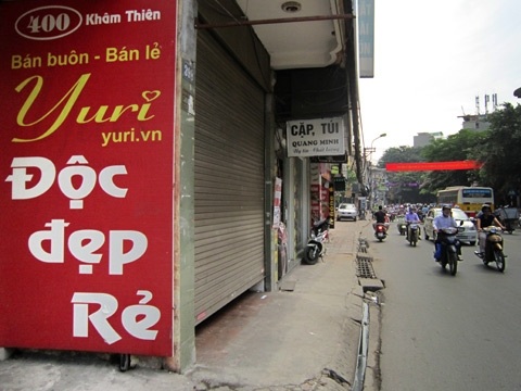 Biển hiệu với từ ngữ cộc lốc, ấn tượng trên phố Khâm Thiên.