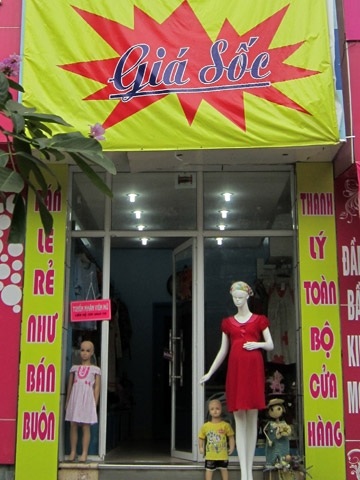Một cửa hàng thời trang trên phố Phạm Ngọc Thạch với những lời cam kết về giá cả.