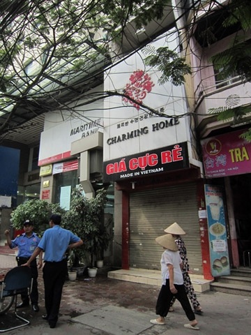 Dòng chữ cam kết về giá lấn át biển hiệu tại một cửa hiệu trên phố Chùa Bộc.