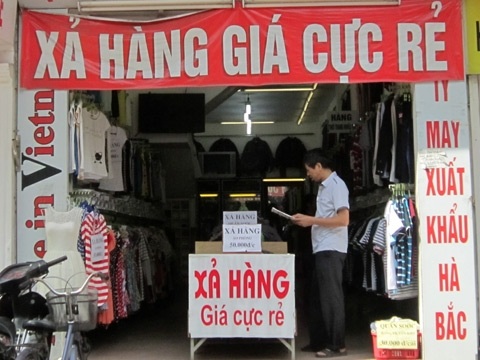 Nếu không biết tiếng Việt rất dễ nhầm lẫn băng rôn xả hàng là biển hiệu cửa hàng.