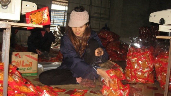 “Chuyên gia” người Trung Quốc đang đóng gói bim bim