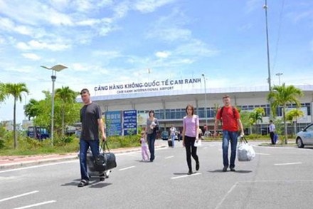 Cách "móc túi" sang trọng ở sân bay quốc tế Cam Ranh - 1 Khách quốc tế đến sân bay Cam Ranh.