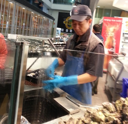 Những thao tác sơ chế hải sản tại chỗ khá hấp dẫn du khách.