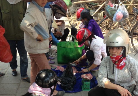 Những tảng thịt đã đổi màu cùng ruồi bọ bu quanh (Ảnh: Nguyễn
Lê)