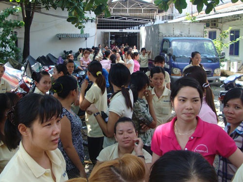 Qua cầu rút ván! - 1 Công nhân Công ty Tín Nhiệm Vina quận 12 - TPHCM ngừng việc vì công ty thất hứa.