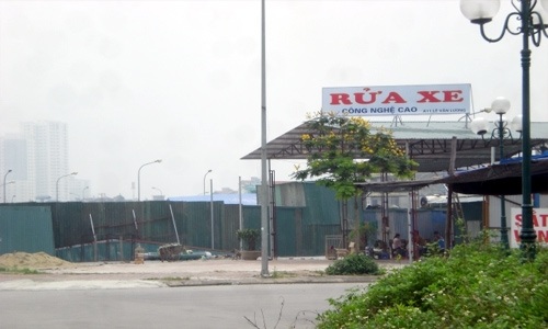 Kiếm sống từ dự án nghìn tỷ bỏ hoang - 9 Ngoài ra, đất dự án còn phát triển cả loại hình rửa xe ôtô, xe máy chuyên nghiệp.