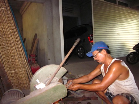 Làm bánh tráng lãi 3 triệu đồng/ngày - 1 Ông Xiêm khắc phục những nhược điểm cho chiếc máy sản xuất bánh tráng.