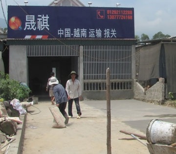 “Phố Trung Quốc” ở Hà Tĩnh - 1 Một trong những cửa hàng ở xã Kỳ Liên có vốn của lao động Trung Quốc.