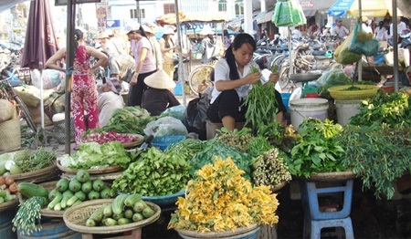 Rau thịt giảm sâu, hàng ăn vẫn hét giá - 1 Thực phẩm ở chợ đã rẻ đi nhiều.