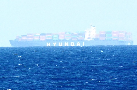 Tàu “khủng” tấp nập trên biển Đông - 5 Tàu container (hyundai) và tàu chở dầu (hyundai1) của hãng Hyundai (Hàn Quốc).