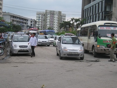 Đủ hãng taxi “đại náo” gần bến xe Mỹ Đình.
