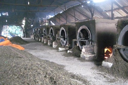 Giật mình với... bã trà tái chế! - 1 Dây chuyền lò sấy” bã trà hoạt động suốt ngày đêm. Ảnh: C.H