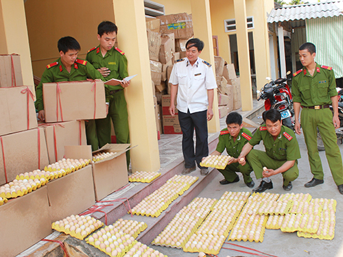 Trứng gà Trung Quốc siêu rẻ: Mối nguy lớn! - 1 Công an huyện Tiên Lãng - Hải Phòng bắt giữ gần 38.000 trứng gà lậu.