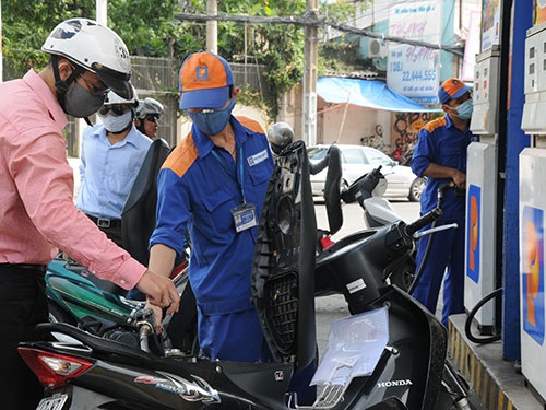Xăng dầu “lỗ”, nhấp nhổm tăng giá - 1 Doanh nghiệp đầu mối xăng dầu đang xin tăng giá, theo họ là do lỗ