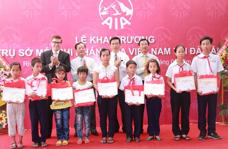 AIA Việt Nam khai trương trụ sở mới Chi nhánh Đà Nẵng - 2 Trao học bổng cho các em học sinh nghèo hiếu học của Thành phố Đà Nẵng.