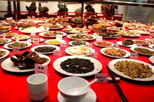 Ngoài đồ ăn Trung Hoa còn có đồ ăn phương tây.
