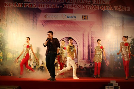 Trao giải “Khám phá Royal - Nhận ngàn quà tặng” - 1 Tiết mục khai màn sôi động do ca sĩ Đinh Mạnh Ninh và vũ đoàn trình diễn