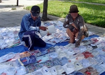Áo sơ mi được bày bán tràn lan trên vỉa hè