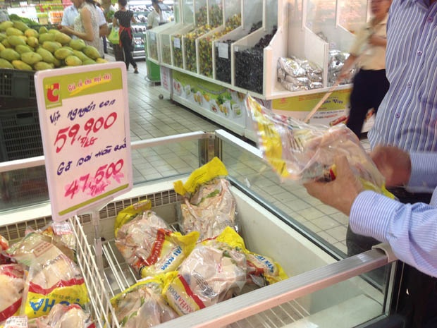 Gà đẻ loại thải Hàn Quốc lại bán tràn lan - 1 Gà đẻ loại thải Hàn Quốc nhập về bán chạy ở siêu thị. Ảnh: Hoàng Bảy