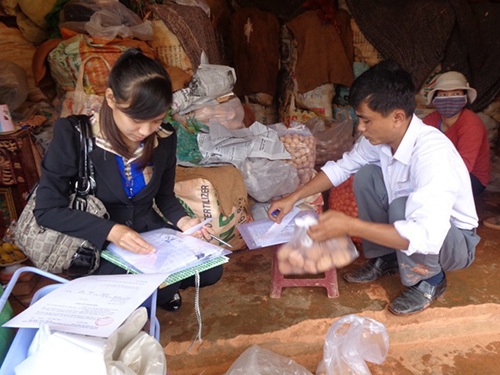 Cơ quan chức năng TP Đà Lạt lấy mẫu kiểm nghiệm khoai tây Trung Quốc Ảnh: Khắc Lịch